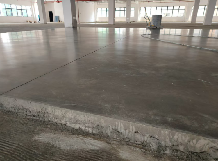 銘晨：新車間地面金剛砂施工進(jìn)行中